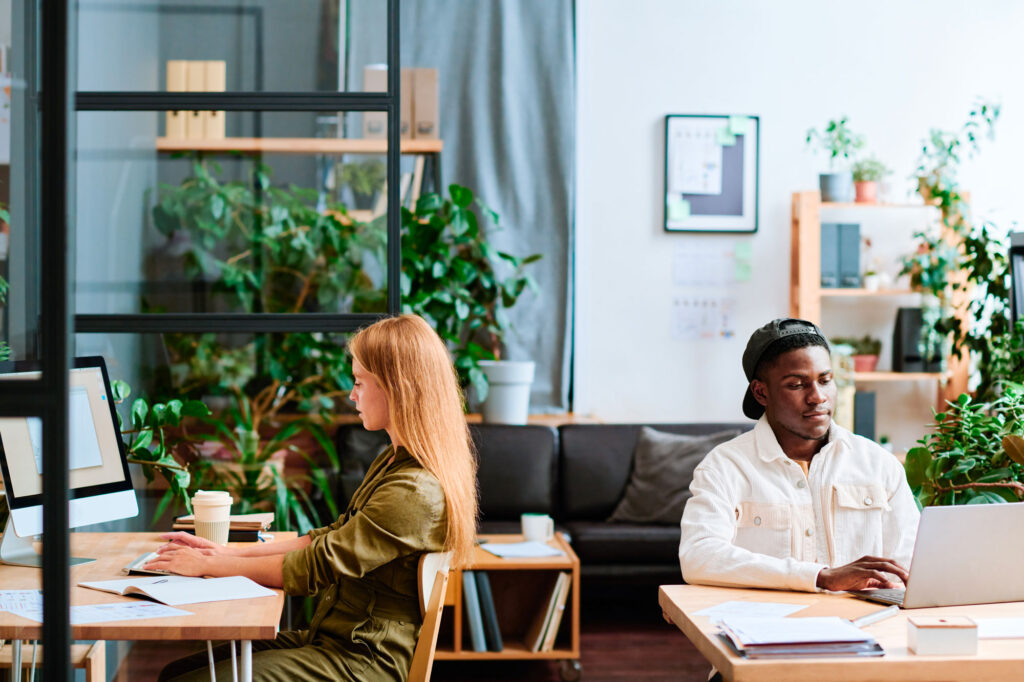 Espace co-working avec 2 personnes travaillant dedans