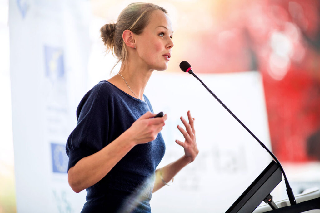 Femme qui fait une présentation dans un micro