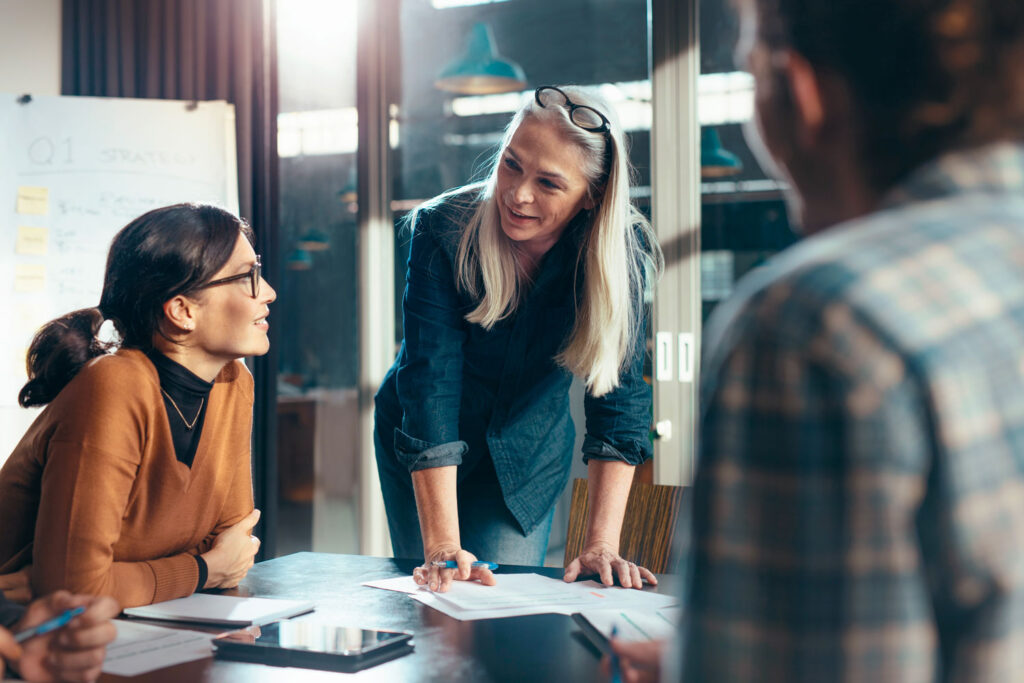 Business women entrain de discuter dans une réunion de travail